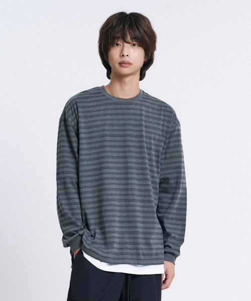MOOVN(ムブン)の「ESSENTIALS PIGMENT ストライプ ロングスリーブTシャツ チャコール(Tシャツ/カットソー・レディース・その他・SMALL/MEDIUM/LARGE)」の2枚目の写真