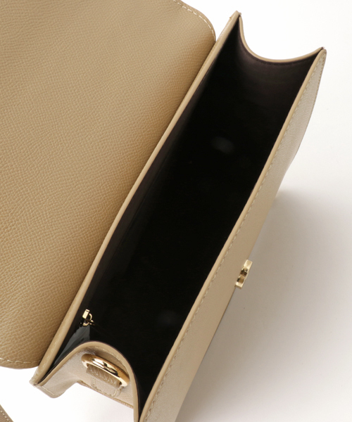 NATURAL BEAUTY BASIC（ナチュラルビューティーベーシック）の「チャームリボンハンドショルダーバッグ（ショルダーバッグ・レディース・ブラック/ベージュ/オレンジ・ﾌﾘ-）」の10枚目の写真