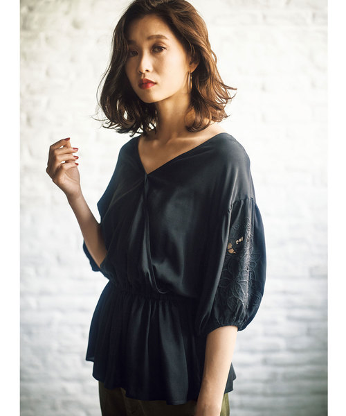 GeeRA(ジーラ)の「袖刺しゅう前後着れる2WAYチュニック(その他トップス・レディース・ブラック/オフホワイト/ピンク・MEDIUM/LARGE/X-LARGE/XX-LARGE)」の1枚目の写真