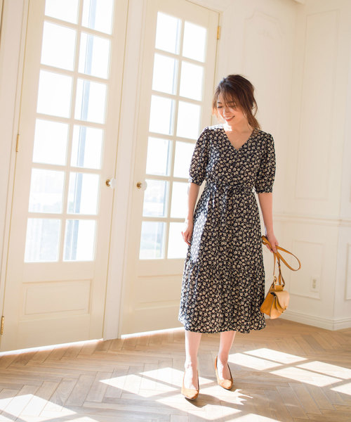 &. NOSTALGIA（アンドドットノスタルジア）の「小花柄VネックガウンOP（ワンピース・レディース・ブラック/ブルー・S/M）」の3枚目の写真