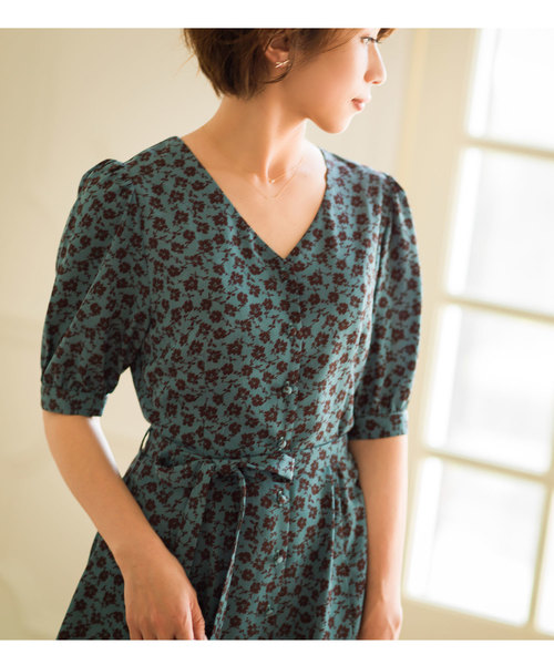 &. NOSTALGIA（アンドドットノスタルジア）の「小花柄VネックガウンOP（ワンピース・レディース・ブラック/ブルー・S/M）」の4枚目の写真