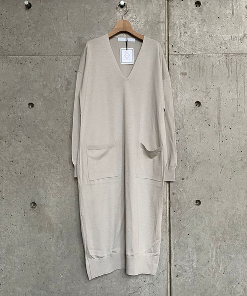 Tiara（ティアラ）の「Vネックニットワンピース（ニット/セーター・レディース・グレー系その他/チャコール・FREE）」の4枚目の写真