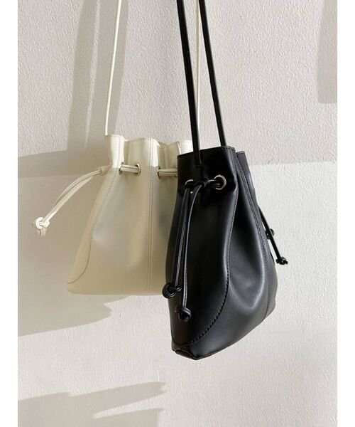 Ungrid（アングリッド）の「フェイクレザー巾着BAG（ハンドバッグ・レディース・ブラック/アイボリー・FREE）」の4枚目の写真