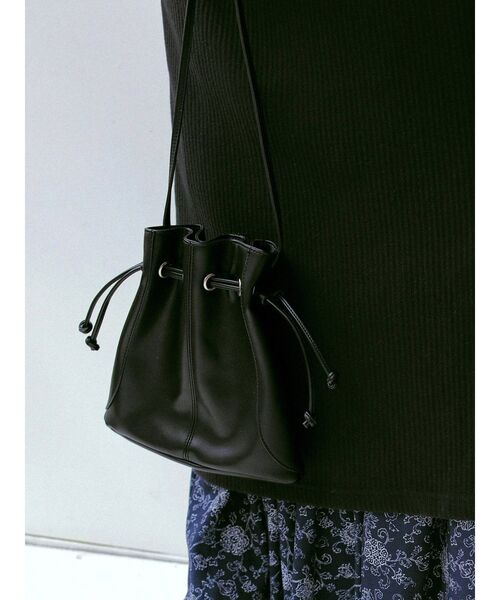 Ungrid（アングリッド）の「フェイクレザー巾着BAG（ハンドバッグ・レディース・ブラック/アイボリー・FREE）」の6枚目の写真