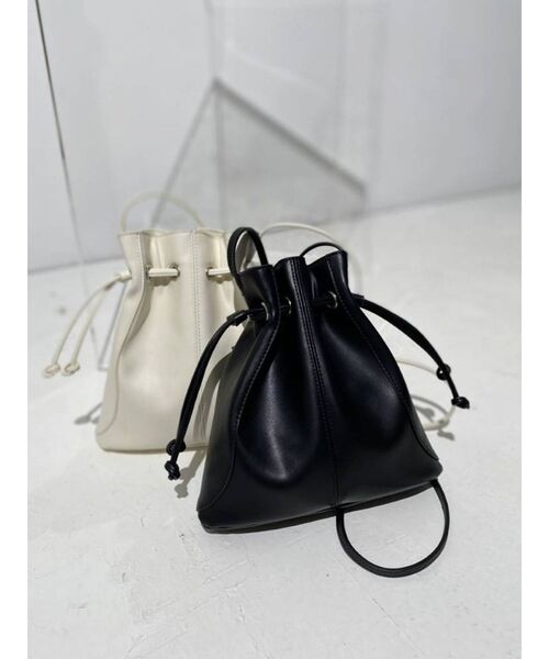Ungrid（アングリッド）の「フェイクレザー巾着BAG（ハンドバッグ・レディース・ブラック/アイボリー・FREE）」の11枚目の写真