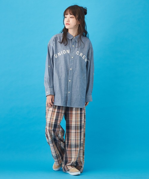 CUBE SUGAR(キューブシュガー)の「シャンブレー バックプリント ビッグシャツ(シャツ/ブラウス・レディース・ブルー/ネイビー/ホワイト・M)」の9枚目の写真