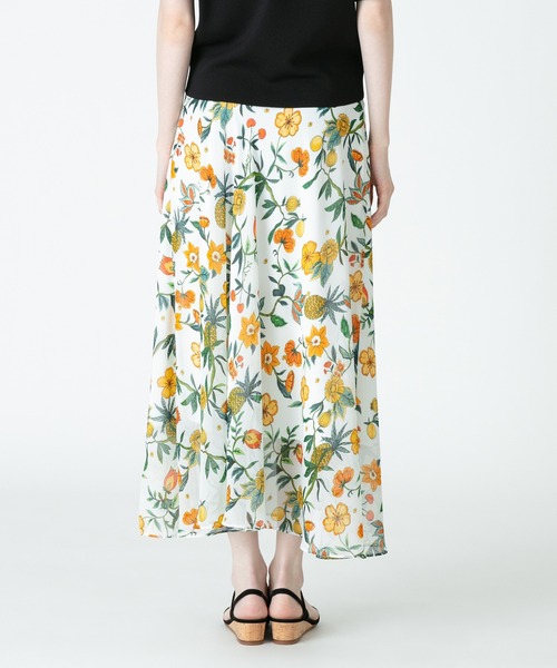 allureville（アルアバイル）の「ボタニカルフルーツプリントフレアスカート（スカート・レディース・ホワイト/ブラック・1/2）」の5枚目の写真