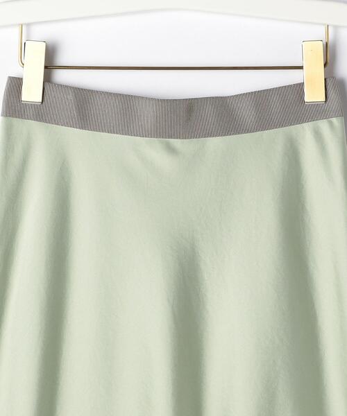 green label relaxing（グリーンレーベルリラクシング）の「CS ナロー フレア サテン スカート（スカート・レディース・ベージュ/ライム・38/36）」の11枚目の写真