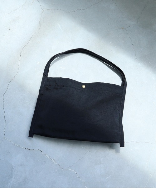 note et silence （ノートエシロンス）の「.◇ナイロンツイル フラットトートBAG（ハンドバッグ・レディース・ブラック/カーキ・FREE）」の2枚目の写真