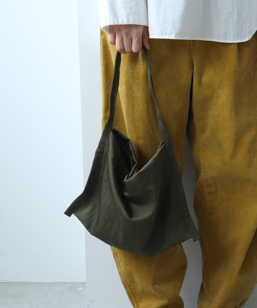 note et silence （ノートエシロンス）の「.◇ナイロンツイル フラットトートBAG（ハンドバッグ・レディース・ブラック/カーキ・FREE）」の5枚目の写真