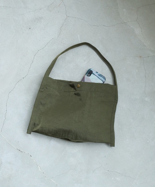 note et silence （ノートエシロンス）の「.◇ナイロンツイル フラットトートBAG（ハンドバッグ・レディース・ブラック/カーキ・FREE）」の10枚目の写真