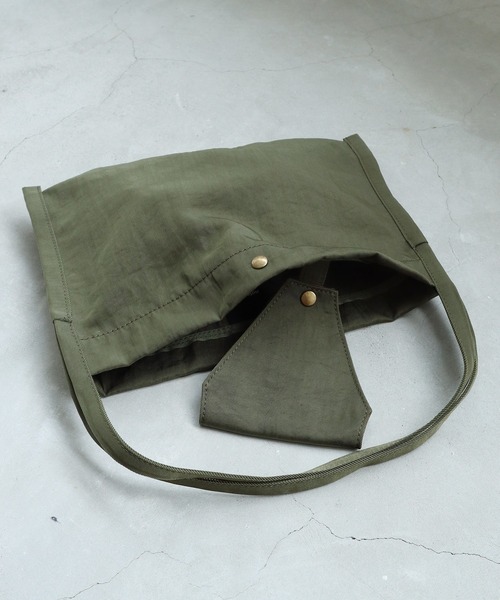 note et silence （ノートエシロンス）の「.◇ナイロンツイル フラットトートBAG（ハンドバッグ・レディース・ブラック/カーキ・FREE）」の13枚目の写真
