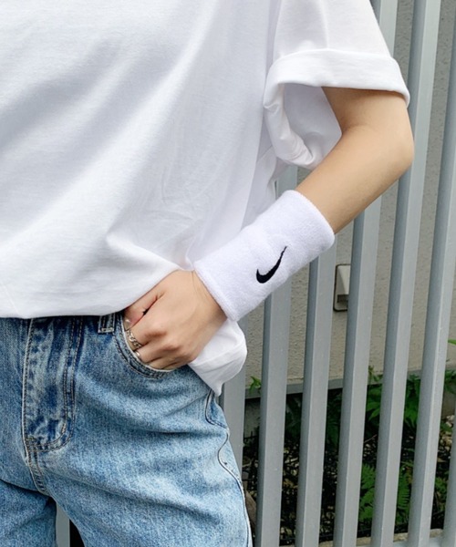 NIKE(ナイキ)の「NIKE ナイキ / スウッシュ ダブルワイド リストバンド 2個セット(バングル/リストバンド・レディース・ホワイト・FREE)」の13枚目の写真