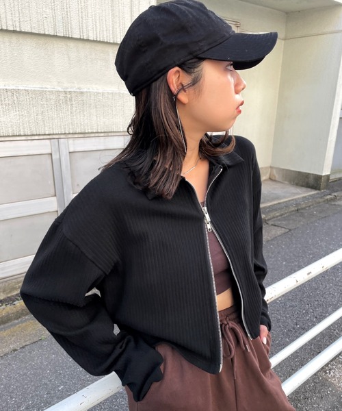 WHO'S WHO gallery(フーズフーギャラリー)の「ファスナーデザイントップス(カーディガン/ボレロ・レディース・ブラック/ピンク/グリーン/トップグレー・FREE)」の1枚目の写真