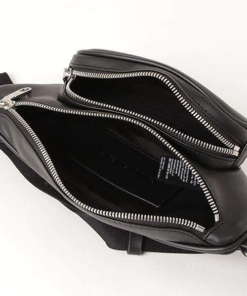 Calvin Klein Jeans Accessory(カルバン・クラインジーンズアクセサリー)の「TRAPEZOID SHADOW ボディバッグ(ボディバッグ/ウエストポーチ・レディース・ブラック/ホワイト・FREE)」の3枚目の写真