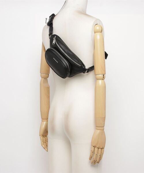 Calvin Klein Jeans Accessory(カルバン・クラインジーンズアクセサリー)の「TRAPEZOID SHADOW ボディバッグ(ボディバッグ/ウエストポーチ・レディース・ブラック/ホワイト・FREE)」の5枚目の写真