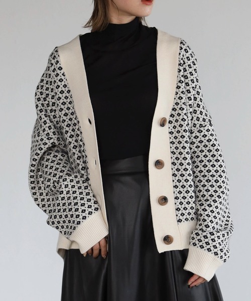 4youstory（フォーユーストーリー）の「ジャガードVネックカーディガン（カーディガン/ボレロ・レディース・ブラック/ブラウン/アイボリー・MEDIUM）」の2枚目の写真