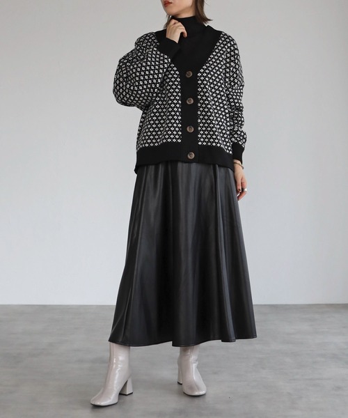 4youstory（フォーユーストーリー）の「ジャガードVネックカーディガン（カーディガン/ボレロ・レディース・ブラック/ブラウン/アイボリー・MEDIUM）」の4枚目の写真