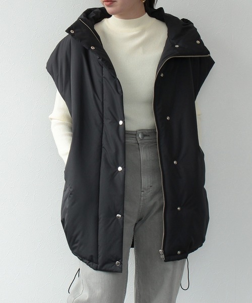 TITE IN THE STORE（ティテ　インザ　ストア）の「フード付きフレンチ中綿ベスト（ダウンベスト・レディース・ベージュ/ブラック・38）」の2枚目の写真