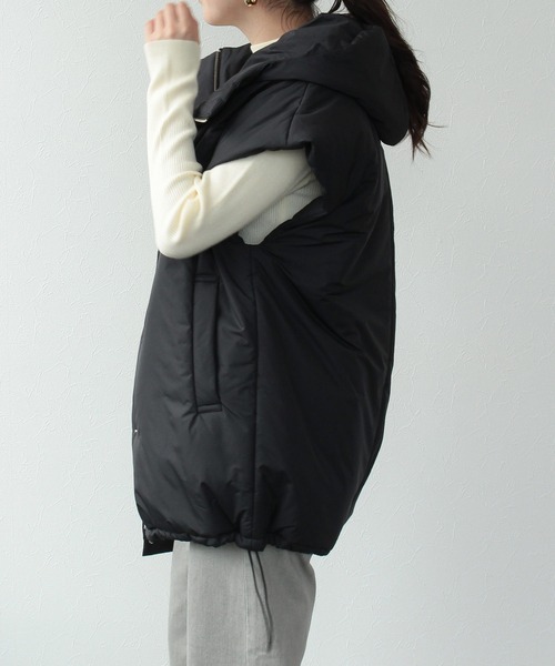 TITE IN THE STORE（ティテ　インザ　ストア）の「フード付きフレンチ中綿ベスト（ダウンベスト・レディース・ベージュ/ブラック・38）」の6枚目の写真