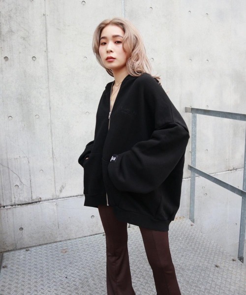 FIG&VIPER（フィグアンドバイパー）の「LOGOヘビーBIGフーディ―（パーカー・レディース・ベージュ/ブラック/ホワイト・FREE）」の2枚目の写真