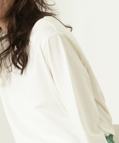 SAISON DE PAPILLON(セゾンドパピヨン)の「ボートネックカットソー(Tシャツ/カットソー・レディース・ベージュ/ホワイト・L/M/S)」の4枚目の写真