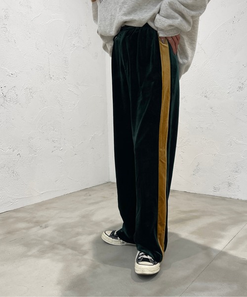 apres jour mignon(アプレジュールミニョン)の「ラインベロアパンツ【ZOZOTOWN限定アイテム】【11PO】(その他パンツ・レディース・ダークパープル/ブラック/グリーン・MEDIUM/SMALL/X-LARGE)」の2枚目の写真