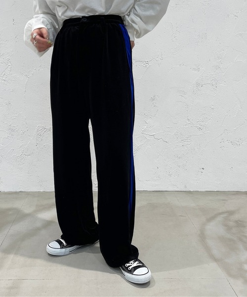 apres jour mignon(アプレジュールミニョン)の「ラインベロアパンツ【ZOZOTOWN限定アイテム】【11PO】(その他パンツ・レディース・ダークパープル/ブラック/グリーン・MEDIUM/SMALL/X-LARGE)」の4枚目の写真