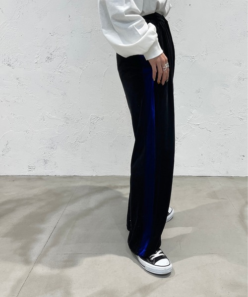 apres jour mignon(アプレジュールミニョン)の「ラインベロアパンツ【ZOZOTOWN限定アイテム】【11PO】(その他パンツ・レディース・ダークパープル/ブラック/グリーン・MEDIUM/SMALL/X-LARGE)」の5枚目の写真