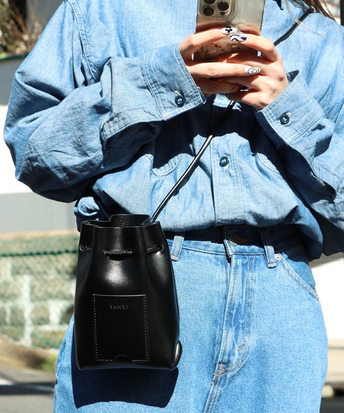 YAHKI(ヤーキ)の「YAHKI/ヤーキ DRAWSTRING BAG ミニ レザーショルダーバッグ(ショルダーバッグ・レディース・ブラック/オフホワイト・FREE)」の2枚目の写真