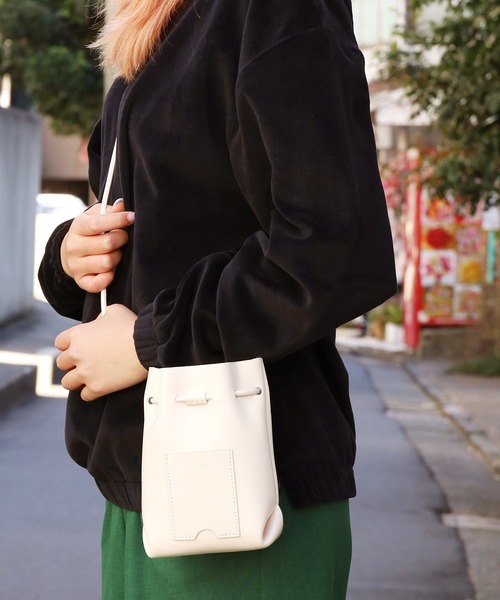 YAHKI(ヤーキ)の「YAHKI/ヤーキ DRAWSTRING BAG ミニ レザーショルダーバッグ(ショルダーバッグ・レディース・ブラック/オフホワイト・FREE)」の5枚目の写真