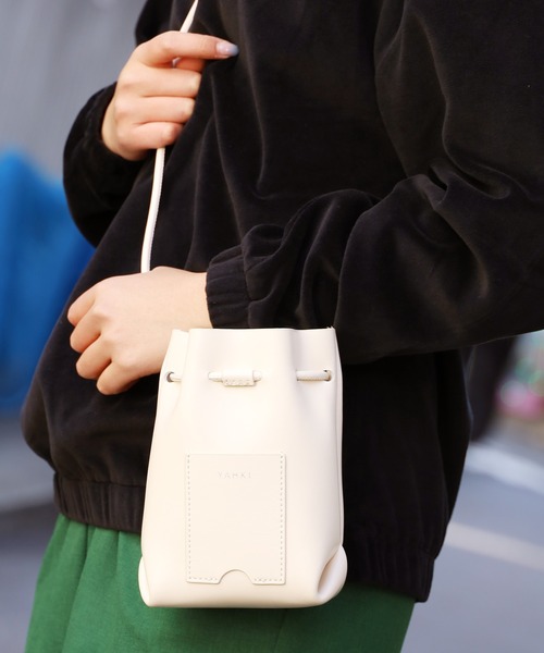YAHKI(ヤーキ)の「YAHKI/ヤーキ DRAWSTRING BAG ミニ レザーショルダーバッグ(ショルダーバッグ・レディース・ブラック/オフホワイト・FREE)」の7枚目の写真