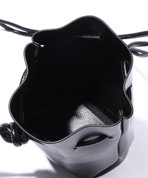YAHKI(ヤーキ)の「YAHKI/ヤーキ DRAWSTRING BAG ミニ レザーショルダーバッグ(ショルダーバッグ・レディース・ブラック/オフホワイト・FREE)」の6枚目の写真