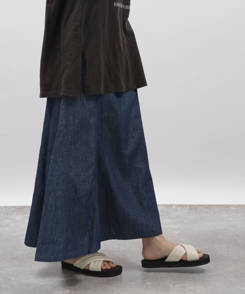 LAKOLE(ラコレ)の「ライトデニムセミマーメイドスカート / 296437(デニムスカート・レディース・インディゴブルー/サックスブルー・SMALL/MEDIUM)」の3枚目の写真