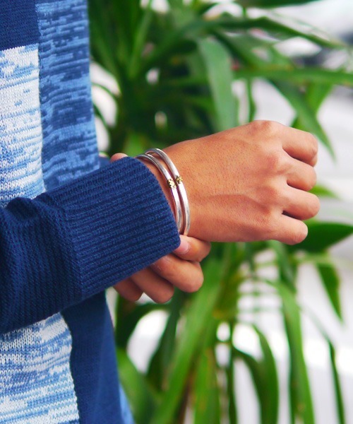 Revo.（レボ）の「Revo. STAR/SMILE ワンポイントモチーフバングル［巾着袋付き］（バングル/リストバンド・メンズ・シルバー系/シルバー系1・FREE）」の4枚目の写真