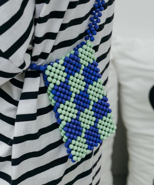 CITEN（シテン）の「＜CITEN＞ビーズ ストラップ ミニバッグ（ショルダーバッグ・レディース・ブラック/コバルトブルー・FREE）」の3枚目の写真