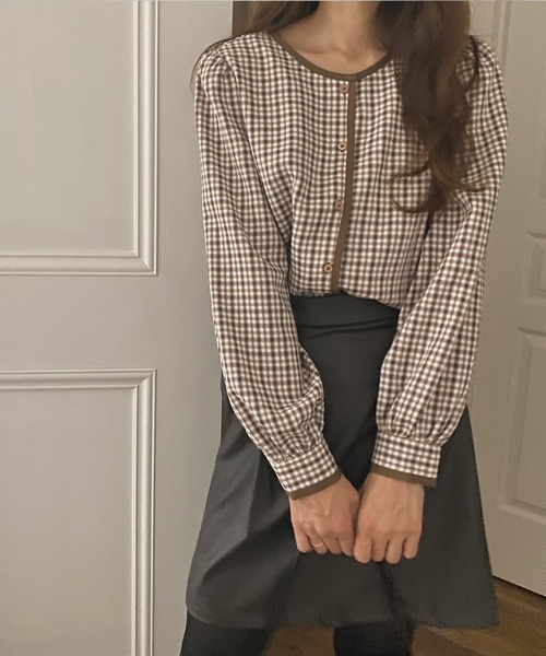 LAUIR(ラウアー)の「パイピングチェックブラウス(シャツ/ブラウス・レディース・ブラック/ブラウン/ベージュ・LARGE/MEDIUM/SMALL)」の2枚目の写真