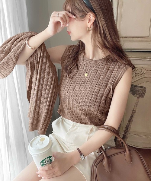 classicalelf(クラシカルエルフ)の「今季の映えアイテム。ケーブル編みニットタンク【アンサンブル可能】(タンクトップ・レディース・グリーン/イエロー/ベージュ/グレイッシュベージュ/ブラック・LARGE/MEDIUM/SMALL/X-LARGE)」の3枚目の写真