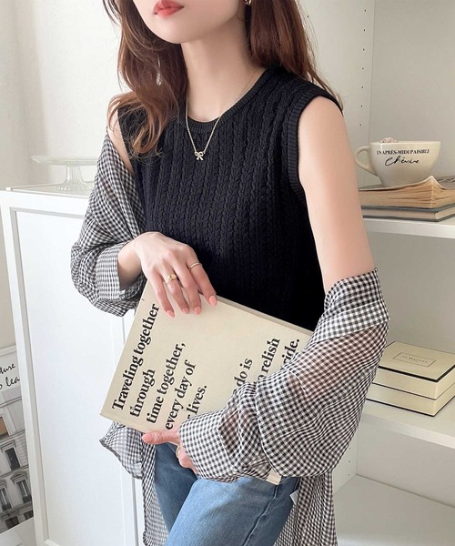 classicalelf(クラシカルエルフ)の「今季の映えアイテム。ケーブル編みニットタンク【アンサンブル可能】(タンクトップ・レディース・グリーン/イエロー/ベージュ/グレイッシュベージュ/ブラック・LARGE/MEDIUM/SMALL/X-LARGE)」の2枚目の写真