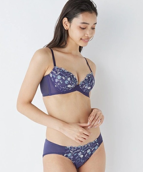 AMOSTYLE BY TRIUMPH（アモスタイルバイトリンプ）の「【WEB限定ブラ＆ショーツセット】【脇高設計でバストふっくら。アウターをすっきり着こなせる】チャーミングラマースリムライン ブラ＆ショーツセット マーブル アモスタイル ステッチ【A,B,C,Dカップ】AMST965 WHU + Hikini JX（ブラ&ショーツ・レディース・ブルー/ホワイト/グリーン・A70/A75/B65/B70/B75/C65/C70/C75/C80/D65/D70/D75/D80）」の20枚目の写真