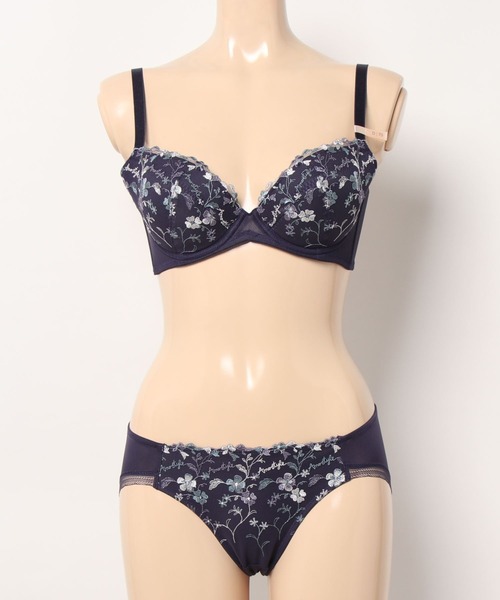 AMOSTYLE BY TRIUMPH（アモスタイルバイトリンプ）の「【WEB限定ブラ＆ショーツセット】【脇高設計でバストふっくら。アウターをすっきり着こなせる】チャーミングラマースリムライン ブラ＆ショーツセット マーブル アモスタイル ステッチ【A,B,C,Dカップ】AMST965 WHU + Hikini JX（ブラ&ショーツ・レディース・ブルー/ホワイト/グリーン・A70/A75/B65/B70/B75/C65/C70/C75/C80/D65/D70/D75/D80）」の17枚目の写真