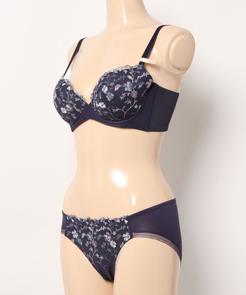 AMOSTYLE BY TRIUMPH（アモスタイルバイトリンプ）の「【WEB限定ブラ＆ショーツセット】【脇高設計でバストふっくら。アウターをすっきり着こなせる】チャーミングラマースリムライン ブラ＆ショーツセット マーブル アモスタイル ステッチ【A,B,C,Dカップ】AMST965 WHU + Hikini JX（ブラ&ショーツ・レディース・ブルー/ホワイト/グリーン・A70/A75/B65/B70/B75/C65/C70/C75/C80/D65/D70/D75/D80）」の18枚目の写真