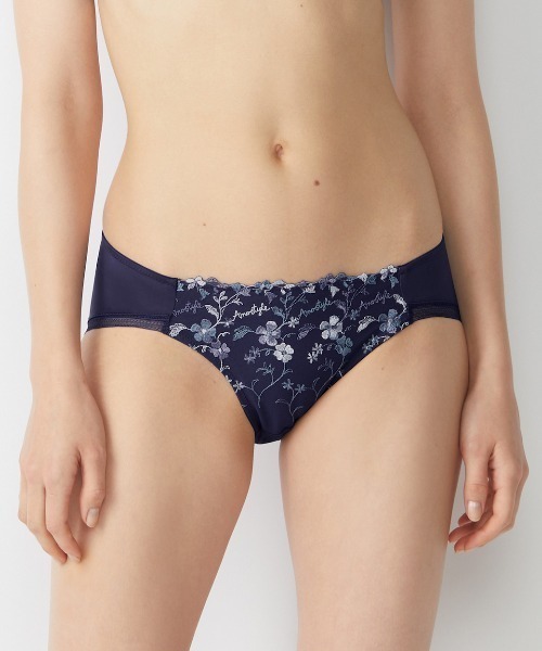 AMOSTYLE BY TRIUMPH（アモスタイルバイトリンプ）の「【WEB限定ブラ＆ショーツセット】【脇高設計でバストふっくら。アウターをすっきり着こなせる】チャーミングラマースリムライン ブラ＆ショーツセット マーブル アモスタイル ステッチ【A,B,C,Dカップ】AMST965 WHU + Hikini JX（ブラ&ショーツ・レディース・ブルー/ホワイト/グリーン・A70/A75/B65/B70/B75/C65/C70/C75/C80/D65/D70/D75/D80）」の12枚目の写真