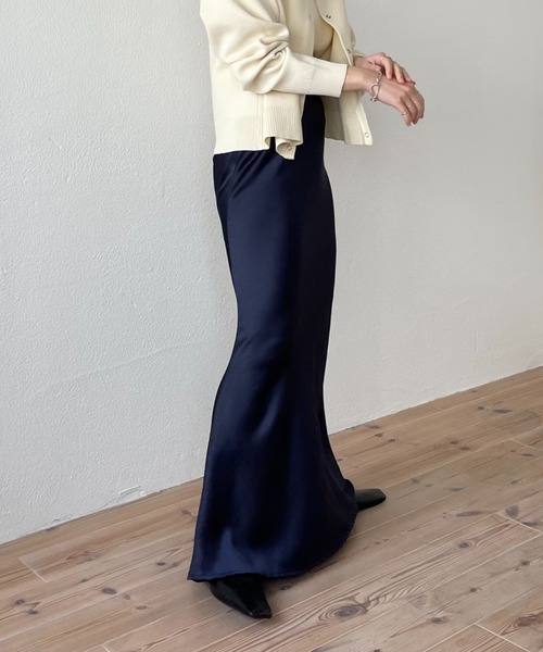 wee9s(ウィークス)の「style up relax satin like long mermaid skirt / スタイルアップリラックスサテンライクロングマーメードスカート(スカート・レディース・スカイブルー/ブラック/ネイビー/アイボリー/カーキ/レッド・LONG/FREE)」の22枚目の写真