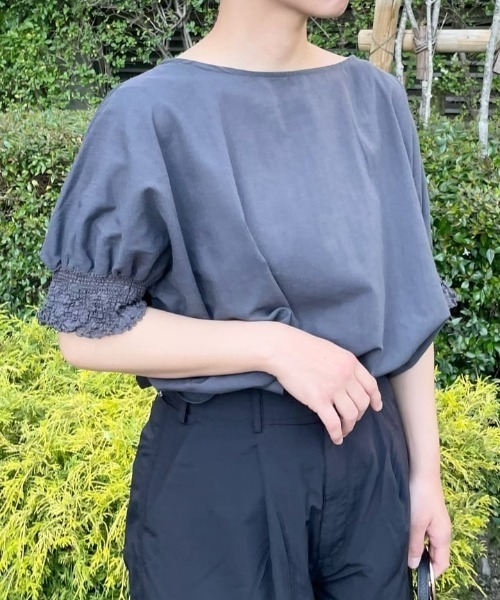 PUAL CE CIN（ピュアルセシン）の「袖レースシャーリング ガーゼ チュニックブラウス（シャツ/ブラウス・レディース・オフホワイト/チャコールグレー/ベージュ・FREE）」の3枚目の写真