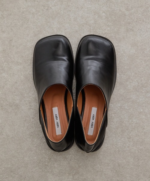 Lui's（ルイス）の「スクエアトゥレザースリッポン（ドレス