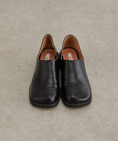 Lui's（ルイス）の「スクエアトゥレザースリッポン（ドレスシューズ・レディース・オフホワイト/ブラック・24.5/23.5）」の7枚目の写真