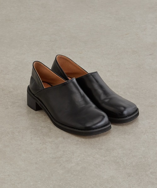 Lui's（ルイス）の「スクエアトゥレザースリッポン（ドレスシューズ・レディース・オフホワイト/ブラック・24.5/23.5）」の6枚目の写真