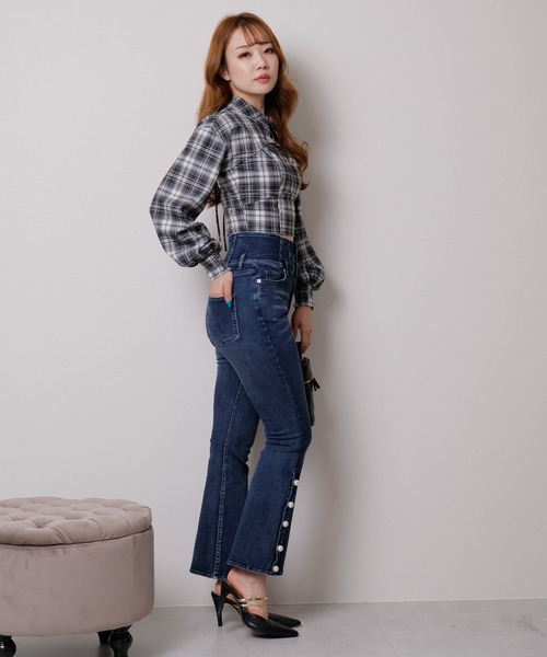 LIPSERVICE(リップサービス)の「サイドパールフレアデニムパンツ(デニムパンツ・レディース・ブラック/インディゴブルー・S/M)」の3枚目の写真