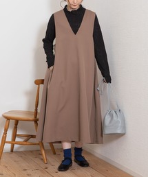 バックコンシャスVネックワンピース